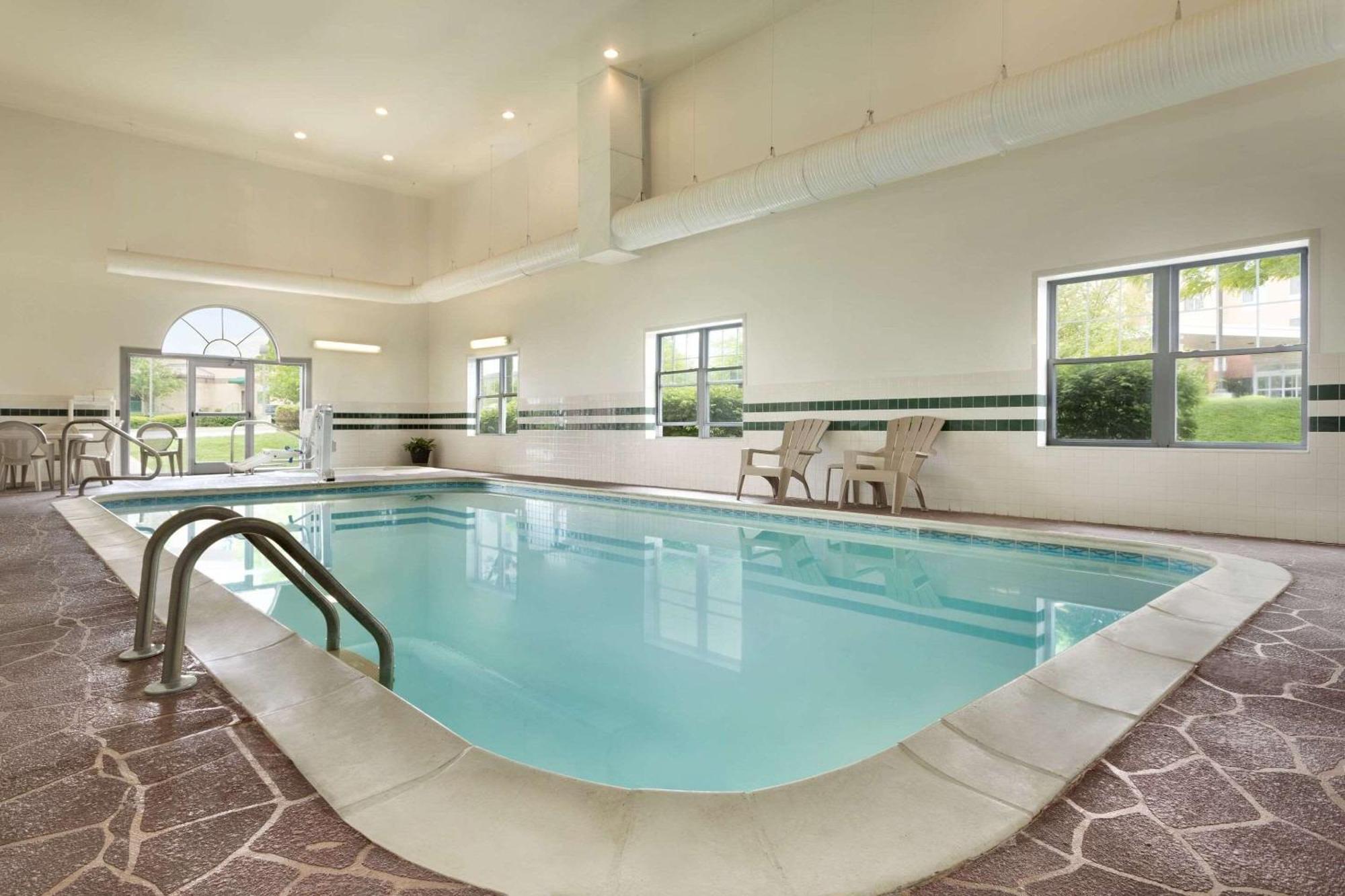 Country Inn & Suites By Radisson, Louisville East, Ky Bagian luar foto